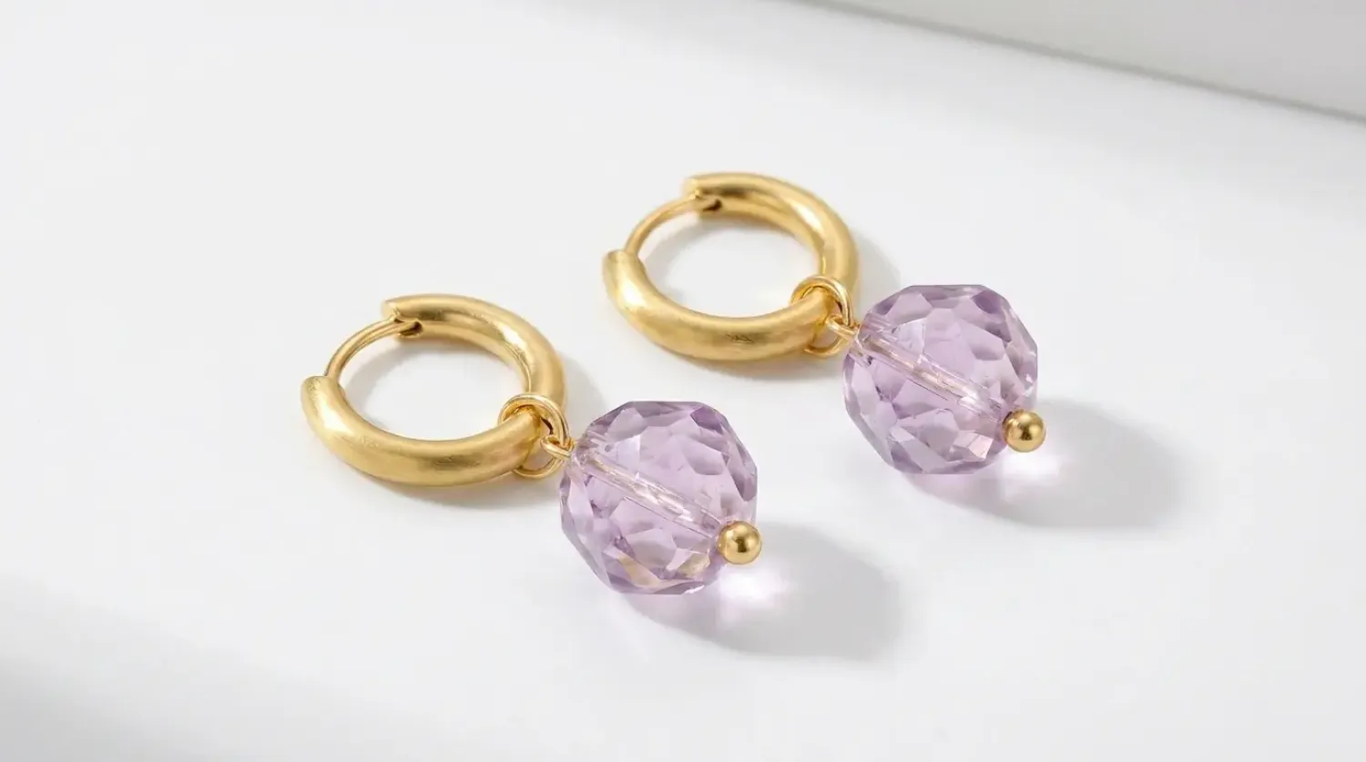 Preview: Violet Aura Edelstahl Creolen vergoldet mit violetten Perlen